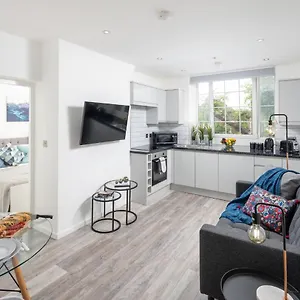 Apartment Skyline Serviced - Beckett, London